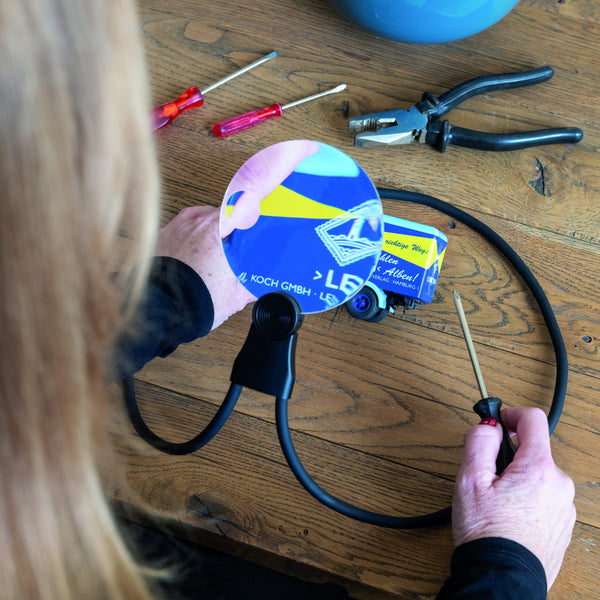 Leuchttrum Shoulder magnifier HANDS FREE with 2x and 4x magnification